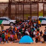 Texas demanda a uno de sus condados por brindar asistencia legal a migrantes irregulares